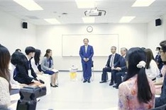 Japanese PM meets with students of Vietnam-Japan University