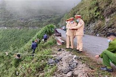 Three die after car plunges off Ha Giang cliff