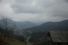 Dantri/Dtinews gives warm clothes to mountainous children