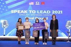 US official congratulates Vietnamese students at English speaking contest