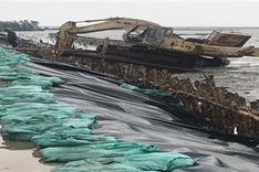 Ca Mau continues struggling with dyke erosion