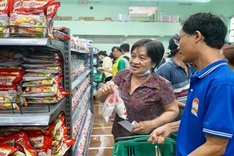 Zero-dong mini supermarkets launched for the poor in HCM City