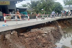 Riverbank erosion threatens Can Tho houses