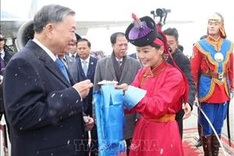 Top leader arrives in Ulaanbaatar, beginning state visit to Mongolia