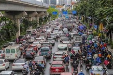 Hanoi streets face serious congestion on rainy Wednesday morning