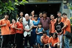 Free class teaches the deaf to paint and share