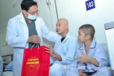 PM presents Mid-Autumn-Festival gifts to child patients
