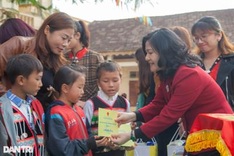 MOLISA deputy minister gives presents to Nghe An people