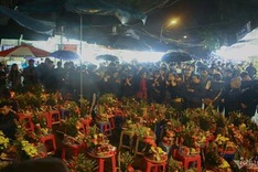 People rush to Tay Ho Temple for worshiping at midnight