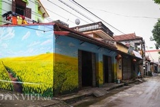 Mural project brightens Hanoi suburban village