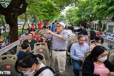 Hanoi increases free holiday double-decker buses