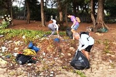 Canadian tourists lead clean-up of Quy Nhon beach