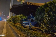 Traders sleep on Hanoi streets to guard kumquat, peach trees