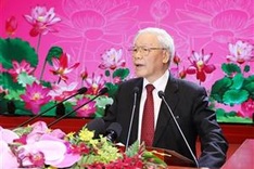 Top leader embraces teachers, students ahead of new school year