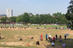 Thousands queue for free rice in Hanoi