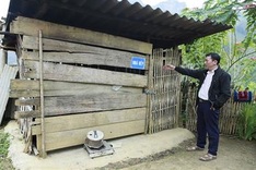 Khuoi Khi Village children huddle in the cold