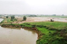 Hanoi announces warnings over suburban erosion