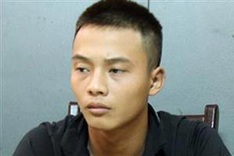 Police search for escaping prisoner