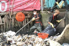 HCM City volunteers clean over 150 polluted canals