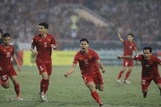 Vietnam keep AFF Cup title hope with late goal against Thailand in final