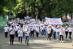 Over 5,000 people walk for AO victims in HCM City