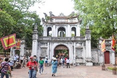 Students rush to Temple of Literature for luck before exams