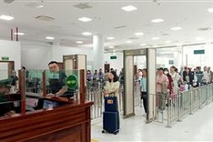 Ha Long receives first passenger vehicles from China