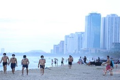Danang reopens public beaches