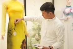 Fashion designer turns 'áo dài' into silk artworks
