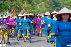 Vietnamese women support World Environment Day