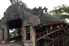 Night market opens at ancient tile-roofed bridge