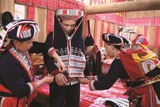 Red Dao group preserve weaving skills