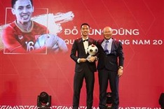 Hanoi FC midfielder Do Hung Dung claims 2019 Vietnam Golden Ball award