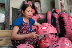 Mid-autumn toy-making village deserted amid pandemic