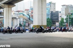 Hanoi streets crowded despite tightened social distancing rules