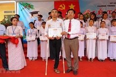 Student pursues his college dream despite losing a leg