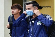 Vietnamese footballers help prevent COVID-19 pandemic