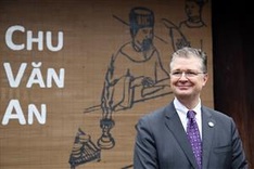 US ambassador pays visit to Hanoi’s Temple of Literature