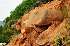 Ha Tinh coastal road faces severe landslide risk