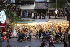 Hanoi street full of Christmas atmosphere