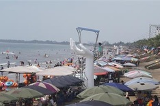 Unique watch towers on Thanh Hoa beach disappoint tourists