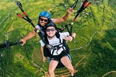 100 pilots join Khau Pha paragliding festival in Yen Bai