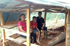 Dak Lak student attends online classes at makeshift tent