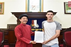 Hanoi university welcomes American student