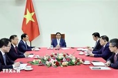 PM Chinh invites his Singaporean counterpart to visit Vietnam soon