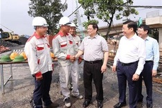 PM speaks with labourers, addresses work-related concerns