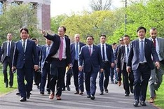 PM attends dialogue on development orientations with Harvard school professors