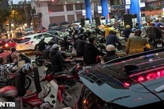 Hanoians rush to buy petrol due to impending price rise