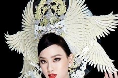 Ai Nhi performs in 30kg national costume at Miss Intercontinental 2021