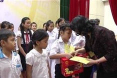 Gifts presented to bring a warm Tet to poor and disadvantaged people